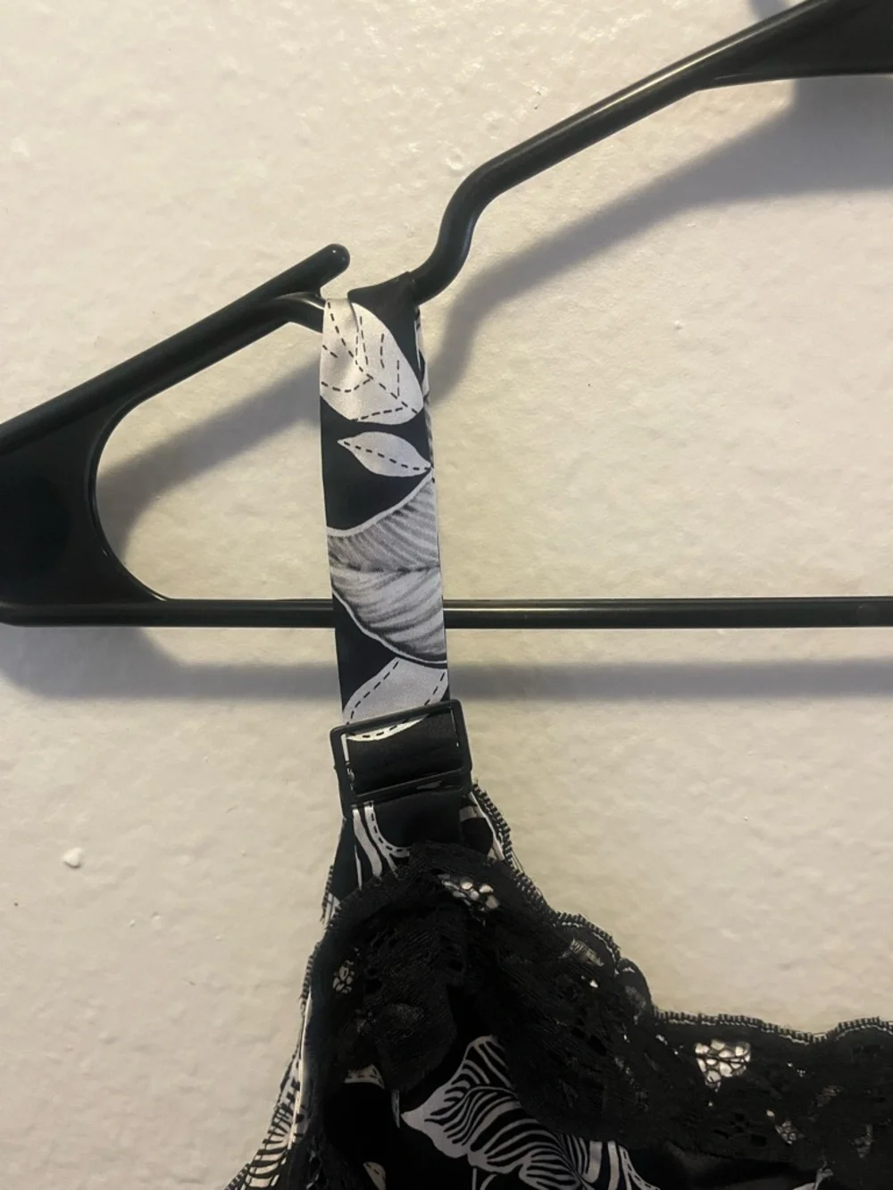 ✨Floral 100% Silk Lace-Trim Cami in Black & Cream - Picture 8 of 8